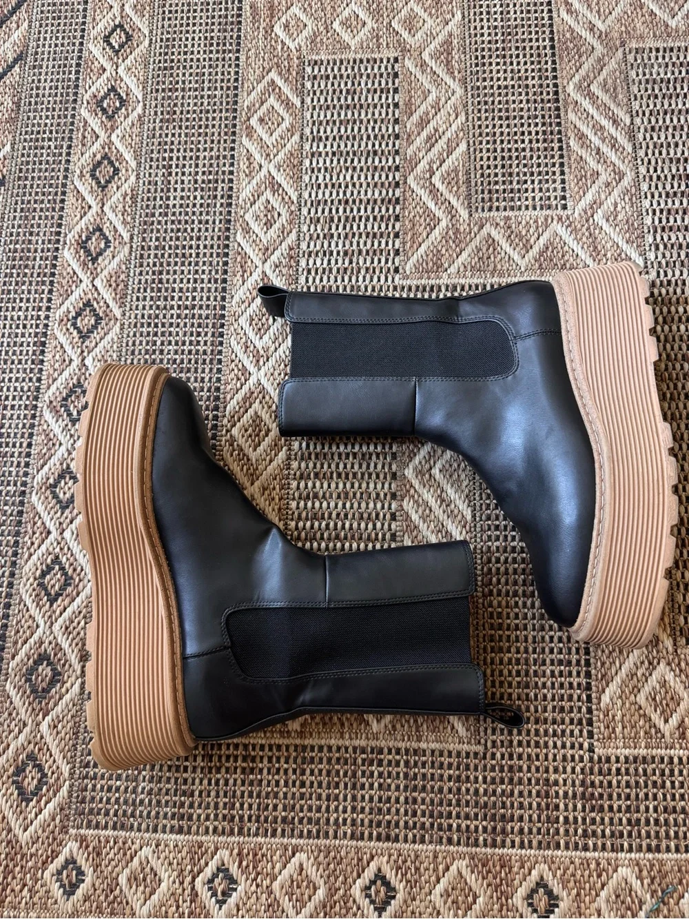 H&M Platform Chelsea Boot Black Tan Gum Sole Chunky Size 38 (7)